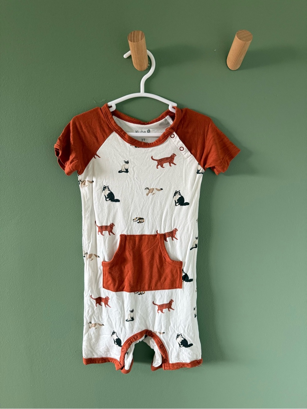 Kyte BABY White and Rust Short-Sleeve 🐈 Print One-Piece Bodysuit